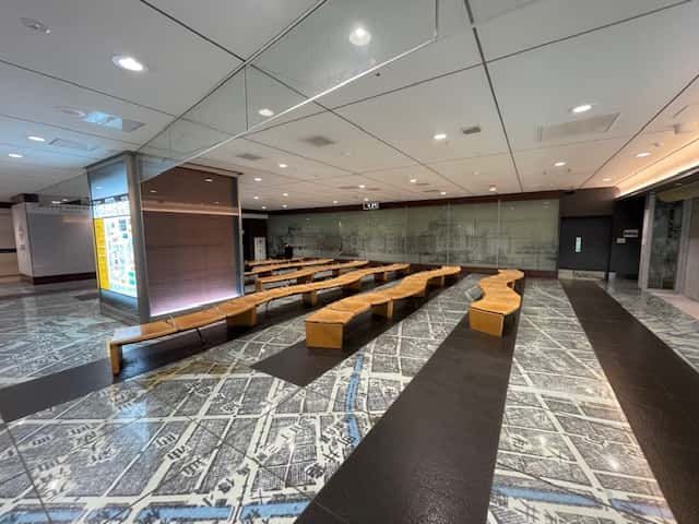 誰もいない銀の鈴のベンチ