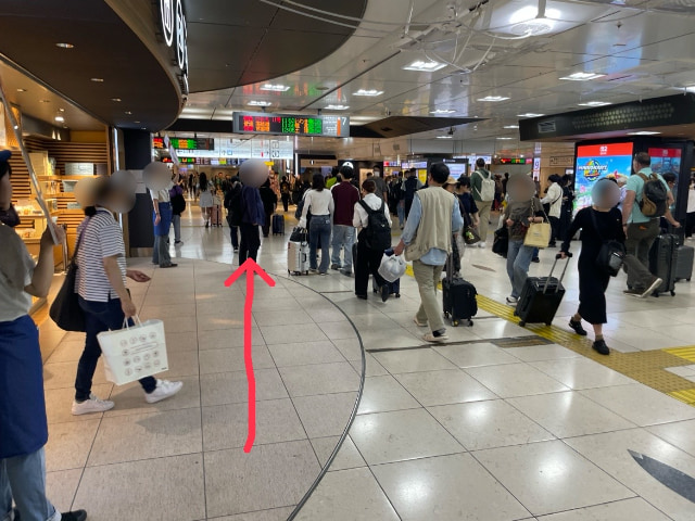 中央通路をまっすぐ