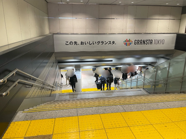 階段を降りる