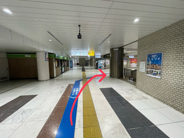 右にくるっとエスカレーターへ