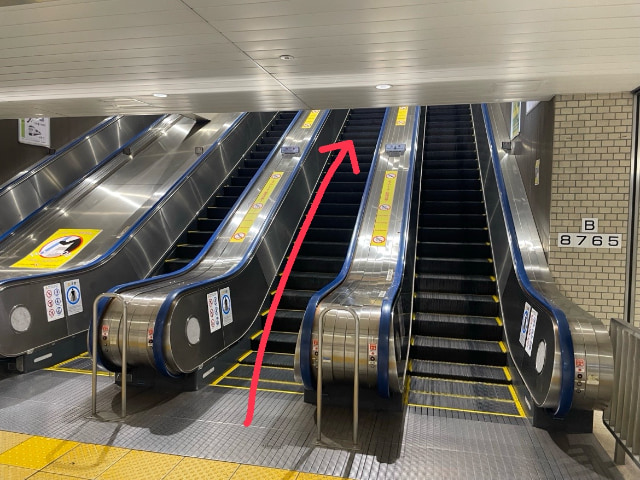 長いエスカレーターを上る