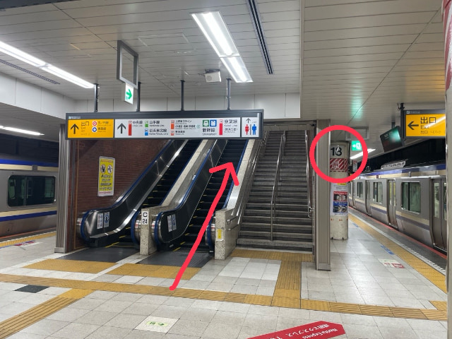 総武線ホーム18番の階段を上る