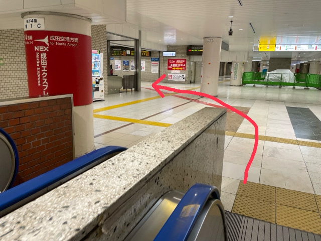左にくるっとエスカレーターへ