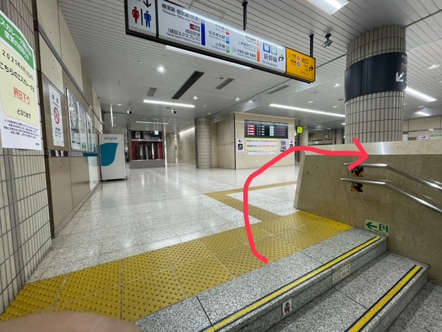 京葉線ホームからの階段