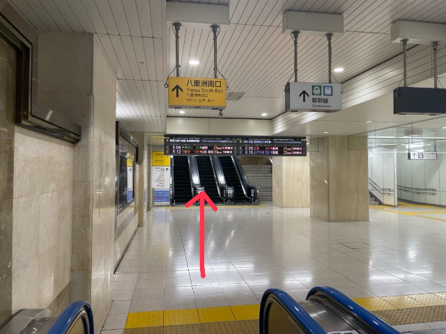 歩く歩道後の上りエスカレーター
