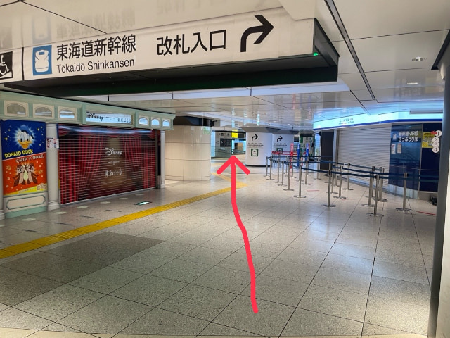 お店と新幹線改札の間を進む