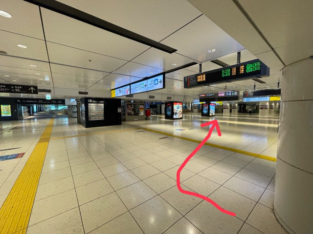 中央通路に出るので、斜め奥の八重洲地下中央口への階段へ向う