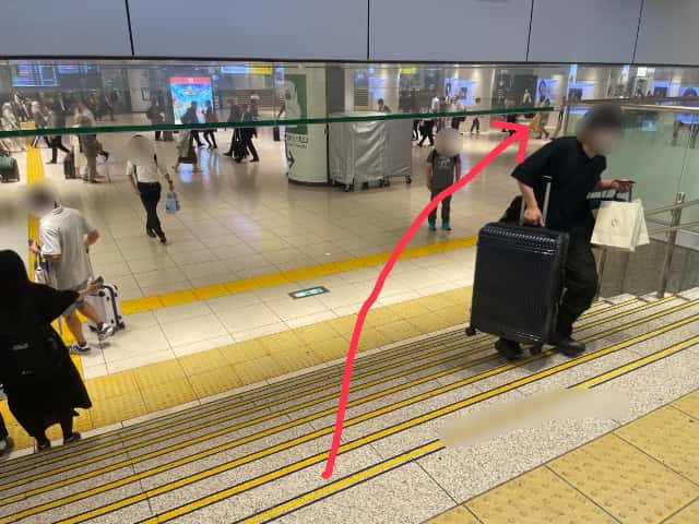 階段を少し下りて中央通路へ出ます