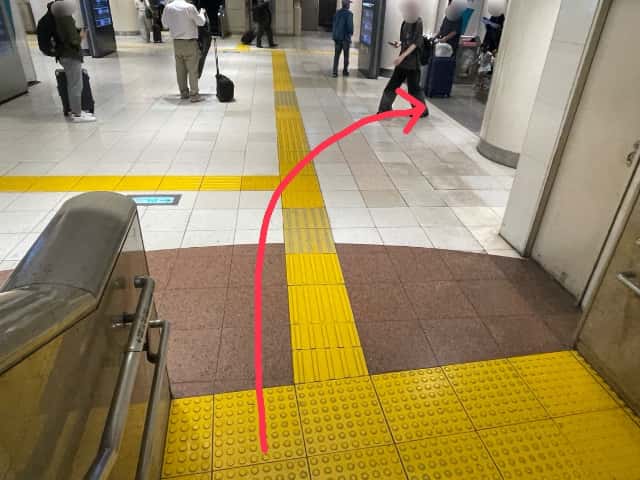 下りたら右へ