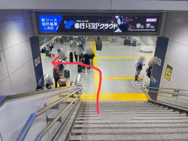 階段を下りたら左へ