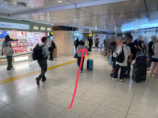 お店と新幹線切符売り場を抜けて