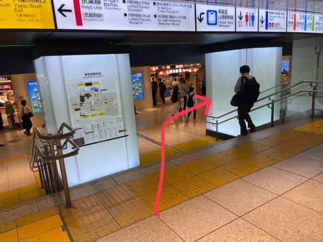 少し階段を下りて右へ