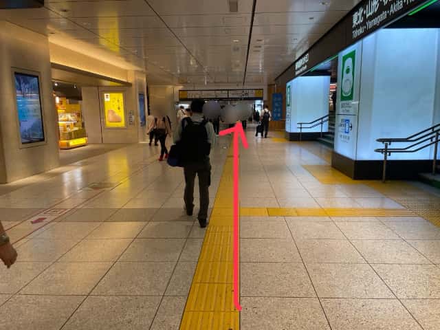 中央通路に向かう
