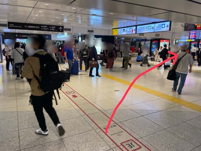 中央通路に出て八重洲地下中央口への階段へ