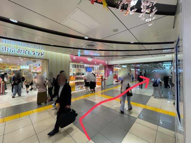 東京おかしランドの前を右折