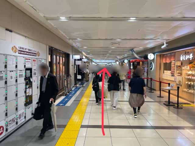 白えび亭の前もまっすぐ進む