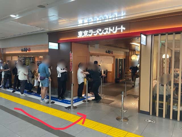 ラーメンストリートの入口に並ぶ六厘舎の客