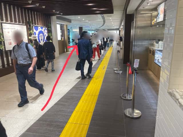 お店が並んでいる場所を進む