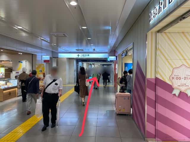 東京おかしランドの横を進む