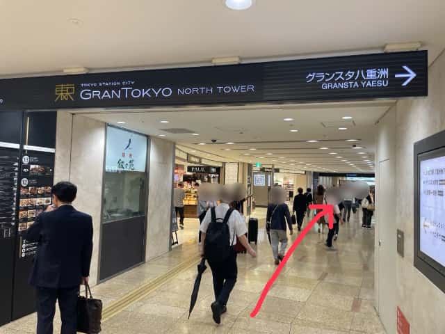 東京大丸店の横を進む