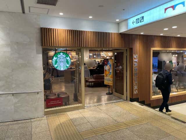 グランスタ八重洲のスタバに到着