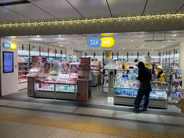 東京駅のロフト正面